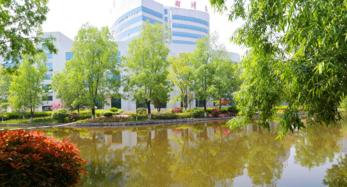宣威市卫生学校管理严吗?