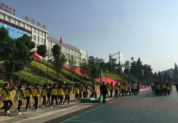 安宁市职业高级中学的评价|听学长学姐说
