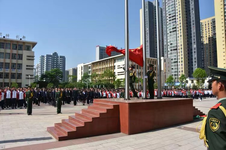 云南省曲靖应用技术学校是民办还是公办？