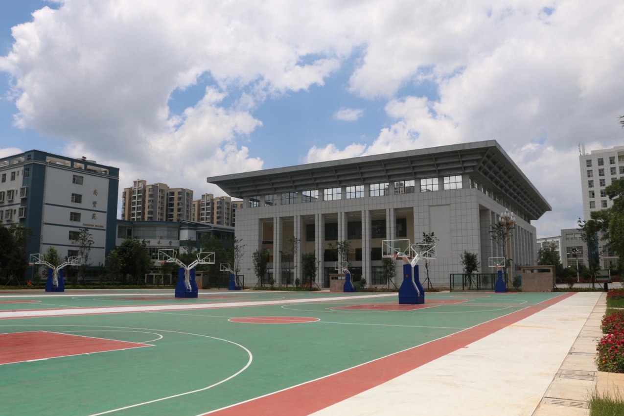 曲靖财经学校官网