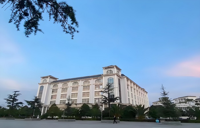 曲靖工商学校 2025 年报考分数线全解析