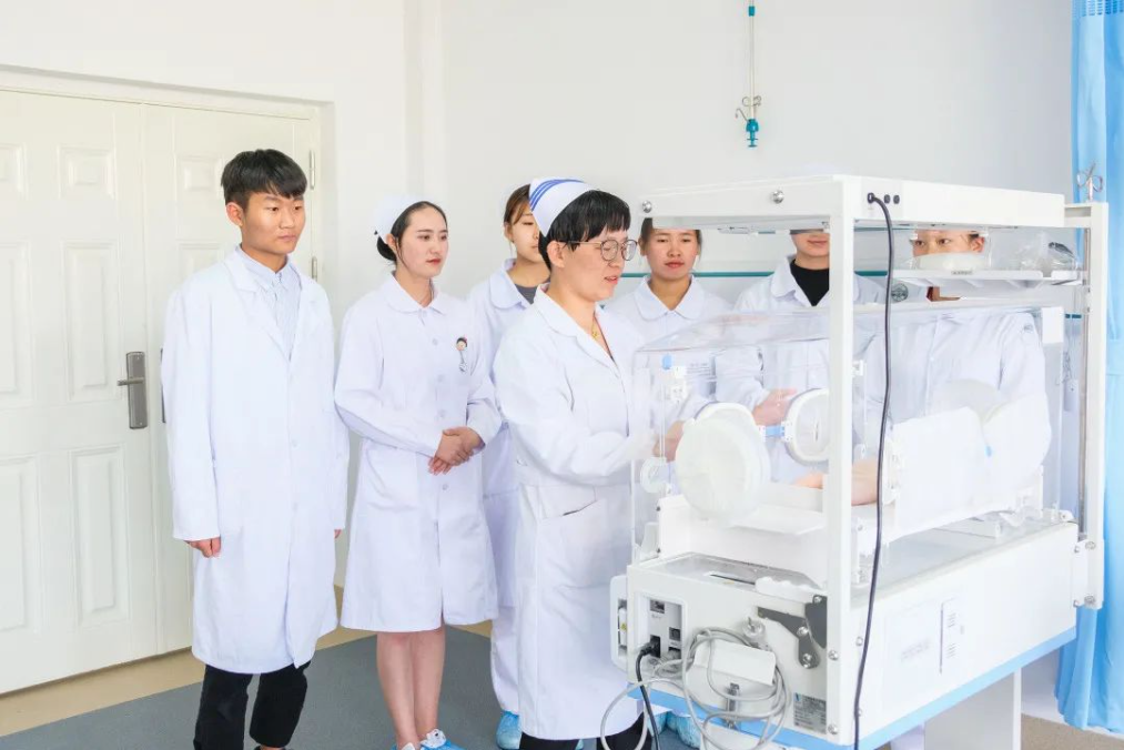 云南医药健康职业学院就业率揭秘｜98% 医学生的 “白衣捷径” 与职场突围