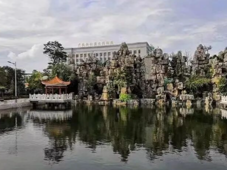 书香满园绘画卷，宜居校园育芳华：曲靖麒麟职教集团校园环境及住宿条件详解