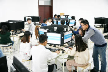 昆明市第一职业中等专业学校好就业吗？技能过硬出路广，校企携手助远航