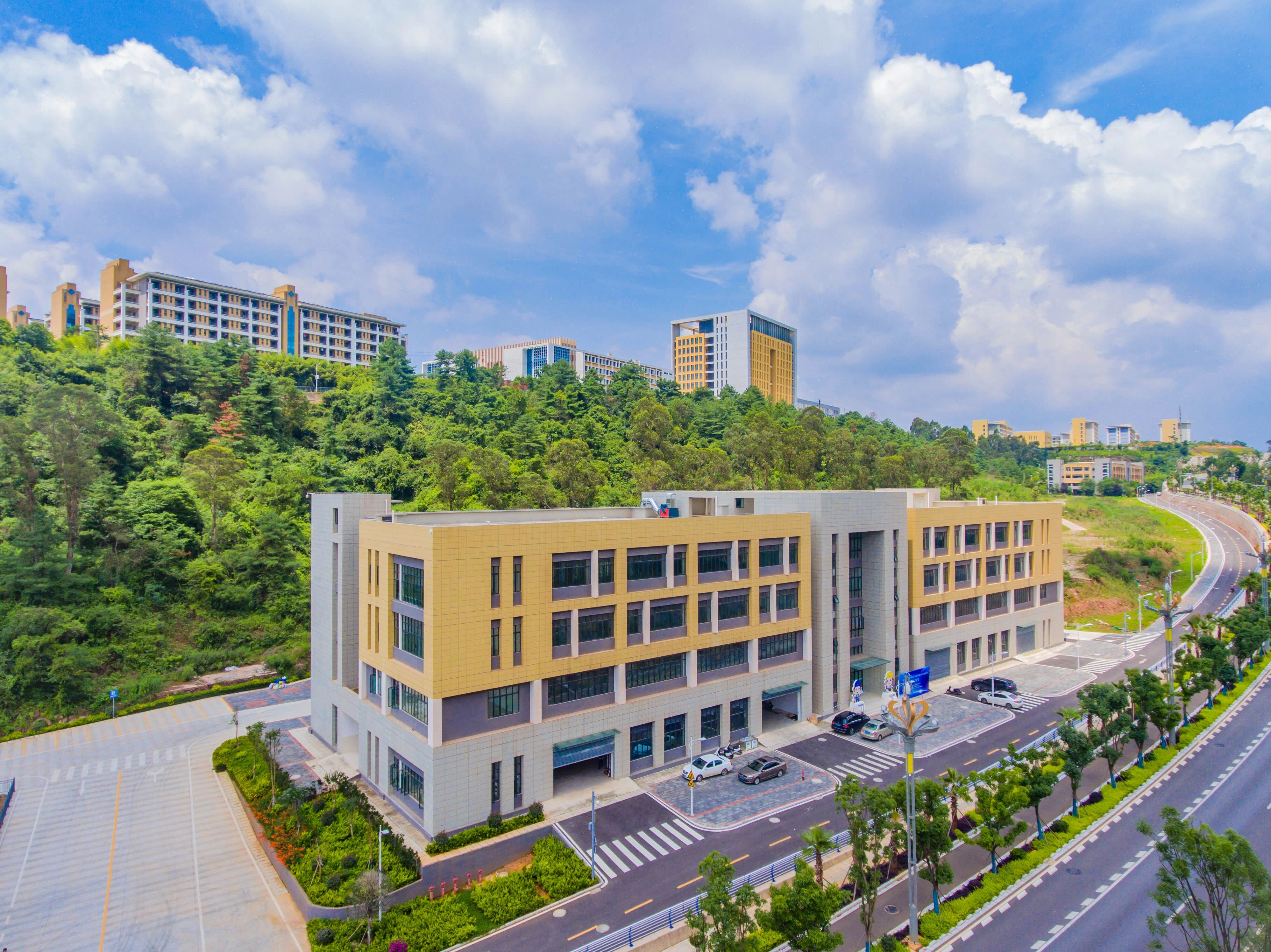 云南技师学院2026图片照片：匠心筑境、绿韵育人